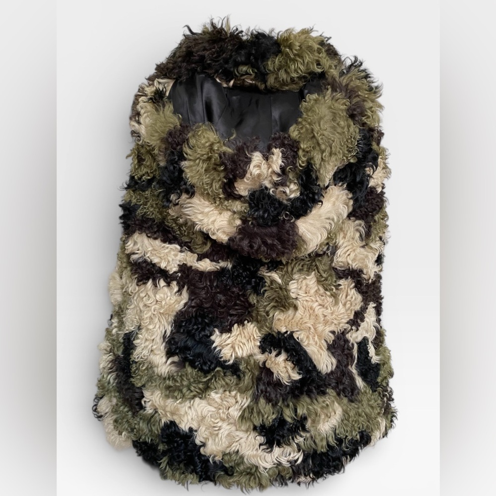 Miu Miu Fall Winter 2019 runway sheepskin shearling fur cape in camo green sz 38 - Picture 3 of 16